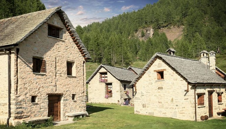Scopri di più sull'articolo Cristina Paglino presenta “Le architetture dell’Alpe Devero: l’eredità dei nonni per il XXI secolo”